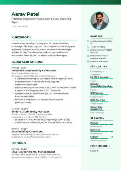 Seite 1 eines mit JACVault gerenderten Lebenslaufs: breite Hauptspalte links, schmale grüne Seitenleiste rechts. Im Kontaktblock der Leiste stehen E-Mail-Adresse und Profil-Adresse jeweils auf zwei Zeilen.