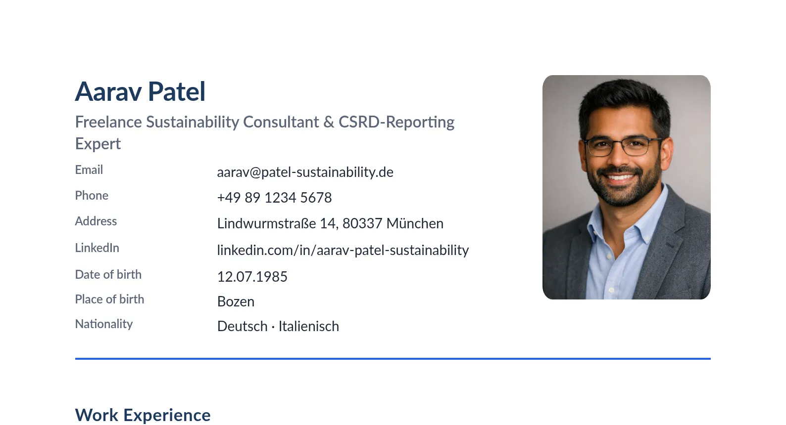Derselbe Kopfbereich in englischer Fassung: identisches Layout, identische Reihenfolge und identische Werte, die Feldnamen lauten Email, Phone, Address, LinkedIn, Date of birth, Place of birth und Nationality, die Überschrift lautet Work Experience